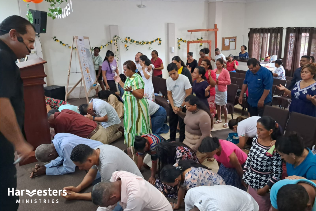 Pastors in prayer Panama. Harvesters Ministries