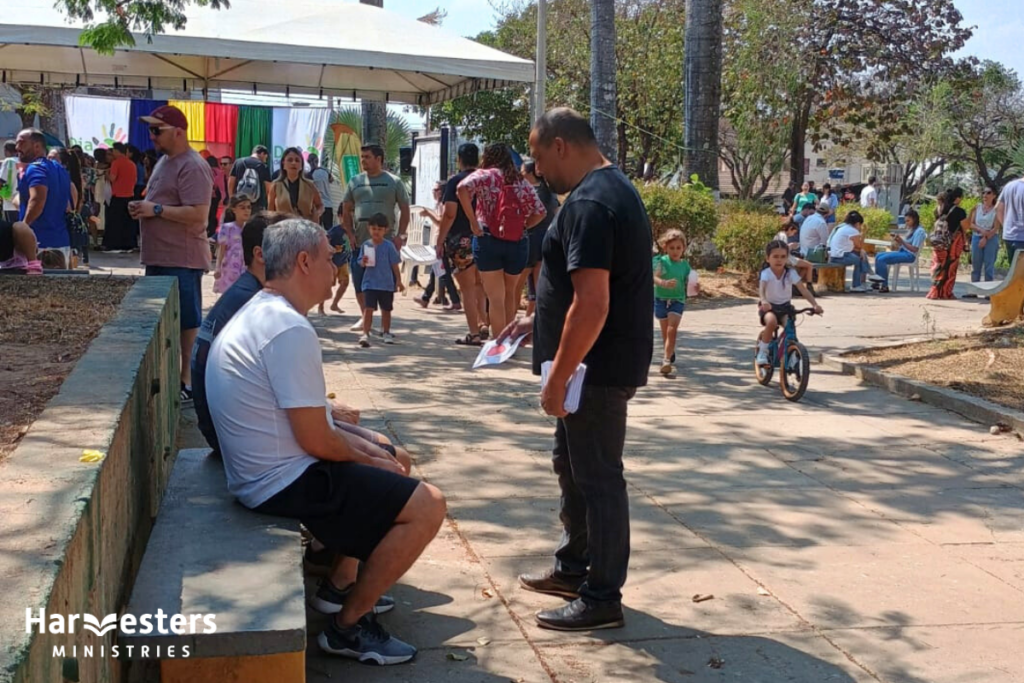 Street evangelism Divinópolis. Harvesters Ministries